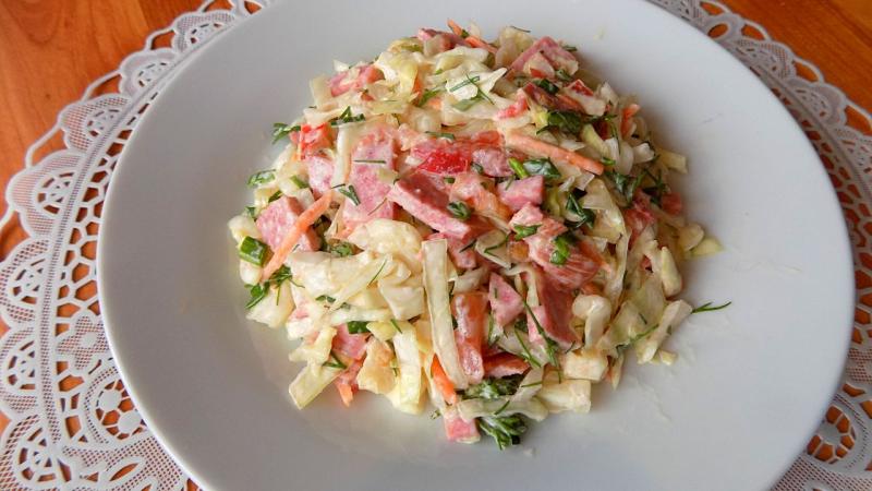 Салат из свежей капусты с колбасой и помидорами