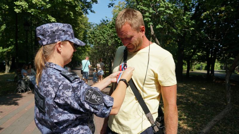 В Ульяновске сотрудники вневедомственной охраны раздали гражданам ленточки с триколором в День российского флага