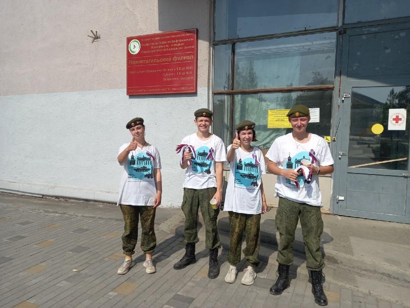 В День Российского флага Добровольцы Нижнетагильского филиала ГБПОУ "СОМК" провели патриотическую акцию по раздаче ленточек триколор среди Тагильчан