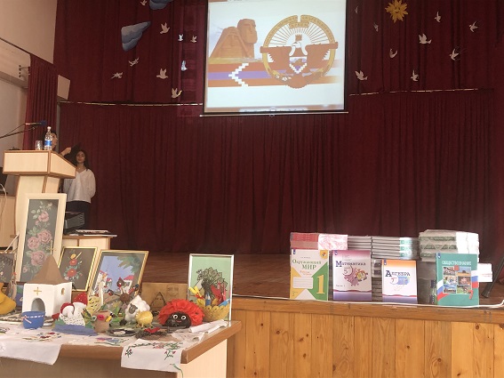 В Степанакертской школе с обучением на русском языке состоялась церемония передачи учебников. Фоторепортаж