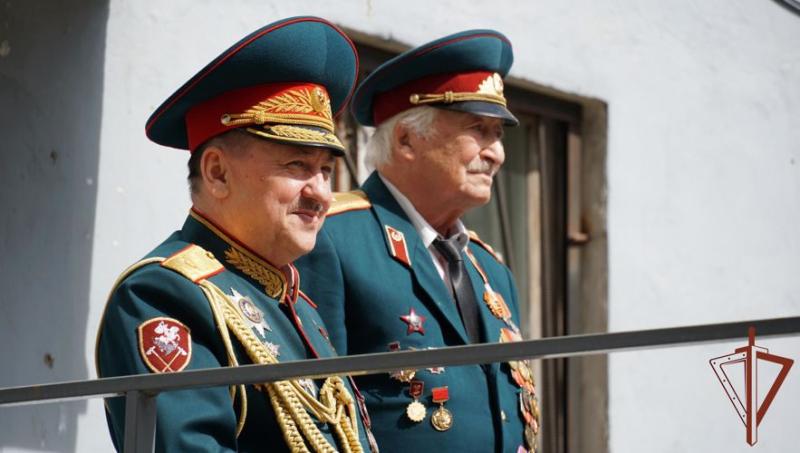 Росгвардейцы поздравили с юбилеем ветерана Великой Отечественной войны в Кирове