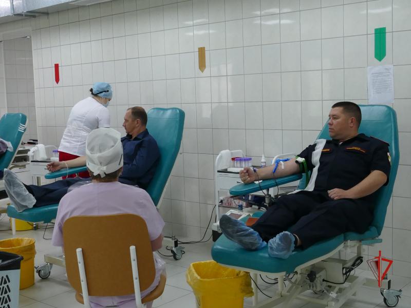 Росгвардейцы сдали кровь для медучреждений Томской области