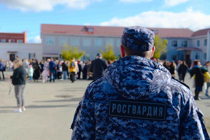 Росгвардия обеспечивает общественную безопасность в День знаний на Ямале