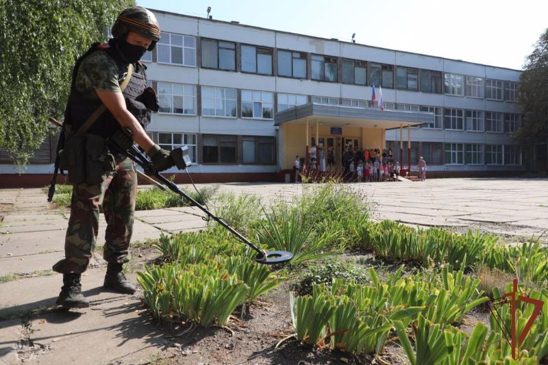 К 1 сентября росгвардейцы проверили безопасность более 150 школ в ЛНР