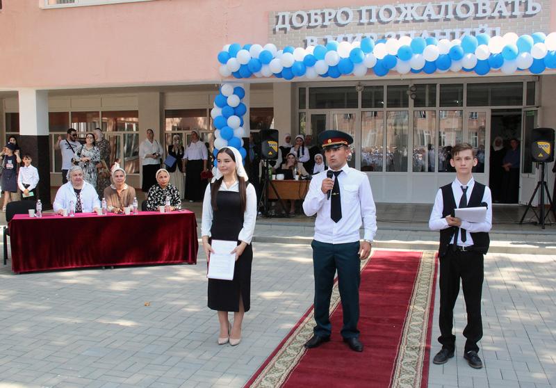 Военнослужащие Росгвардии поздравили школьников Грозного с началом учебного года