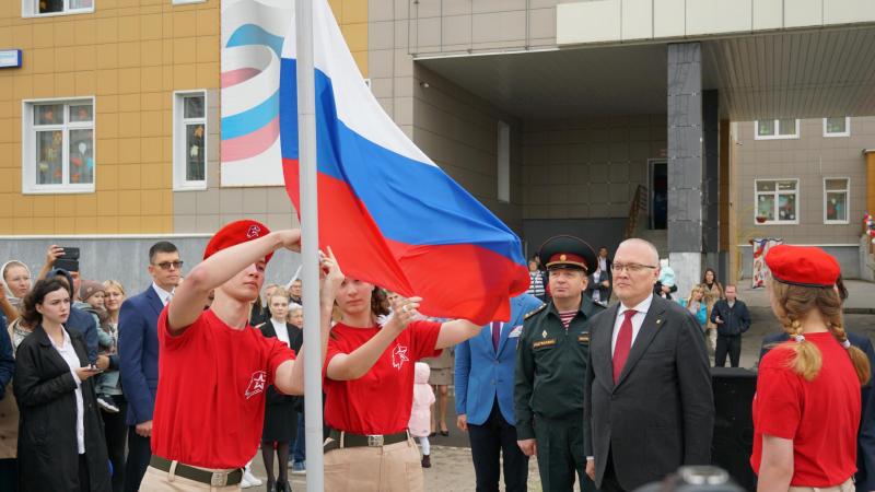 В Кирове военнослужащие и сотрудники Росгвардии приняли участие в праздничных и торжественных мероприятиях, посвященных Дню знаний