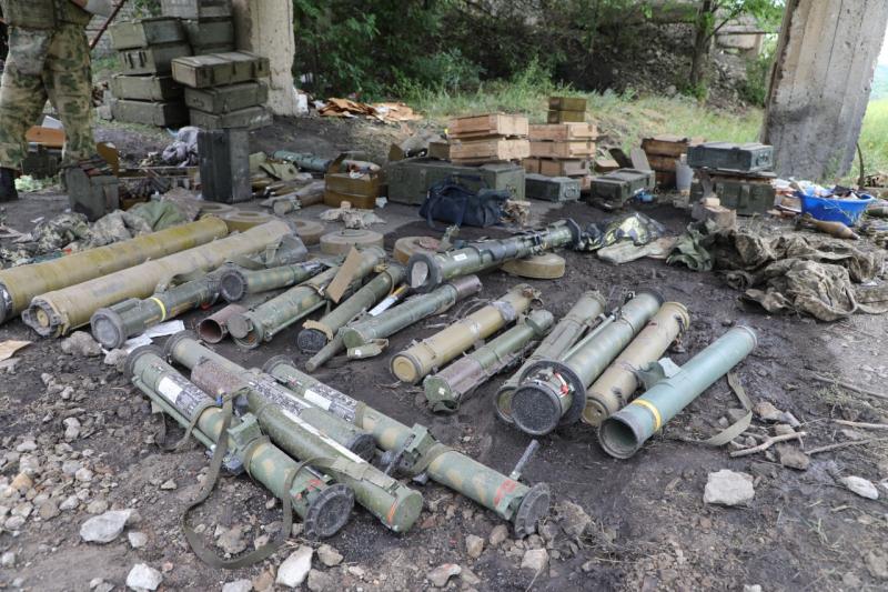Спецназ Росгвардии обнаружил схроны с оружием при разборе завалов в ЛНР