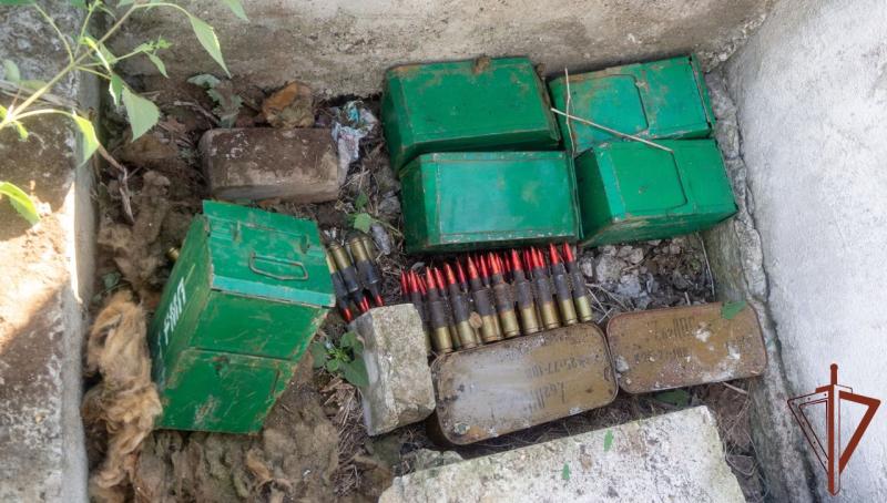 Спецназ Росгвардии обнаружил схрон вооружения националистов в Херсонской области