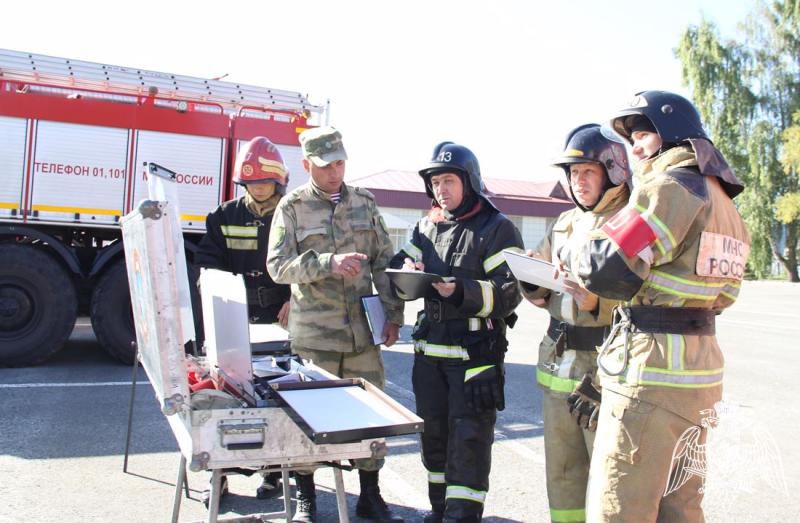 Росгвардия и МЧС России провели совместную практическую тренировку по ликвидации возгорания