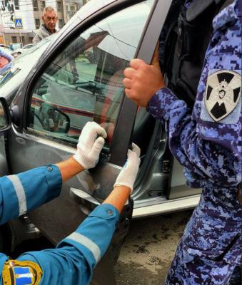 В Ульяновске сотрудники Росгвардии оказали содействие в спасении ребенка из заблокированного автомобиля