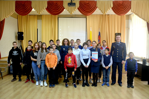 Сотрудники уголовно-исполнительной системы Рязанской области провели урок мужества с воспитанниками Солотчинской школы-интернат