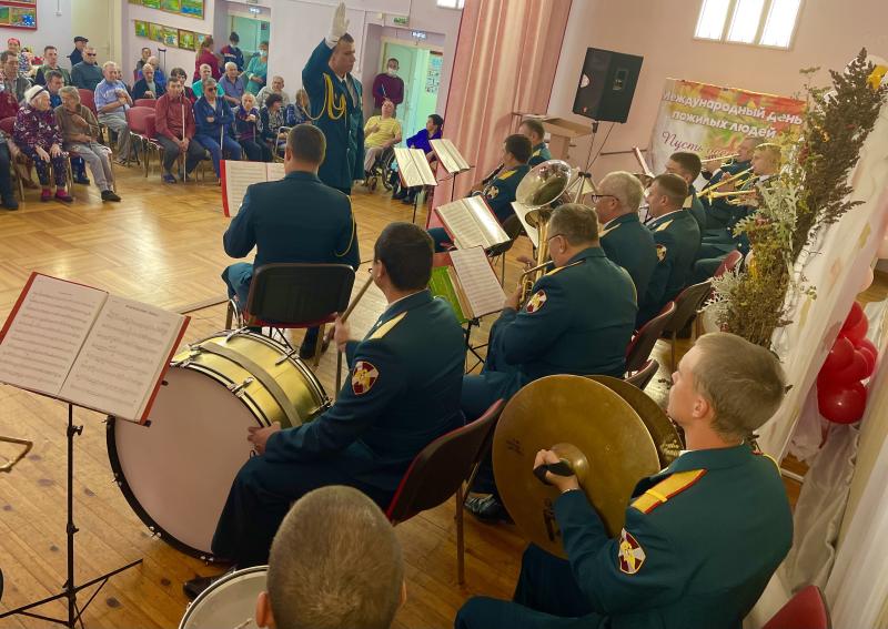 Концерт по случаю дня пожилых людей дал в Иркутске военный оркестр Росгвардии