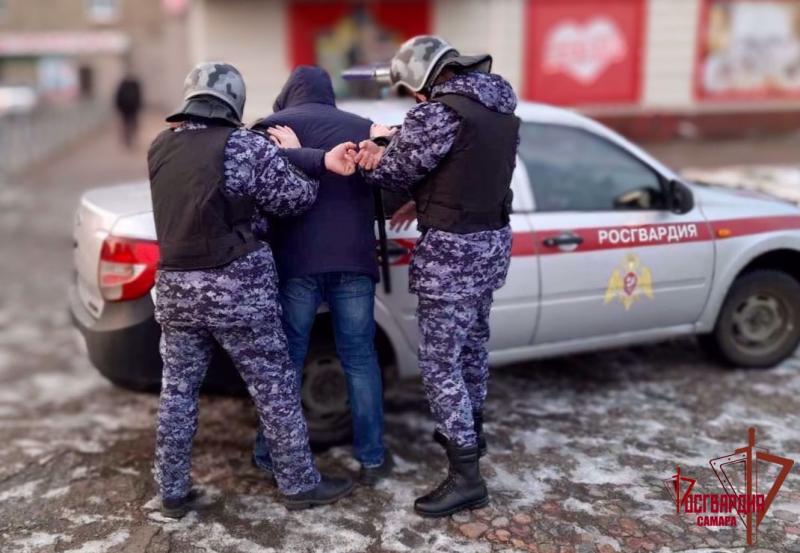В Самарской области росгвардейцы обезвредили нетрезвого злоумышленника, напавшего на знакомого с ножом