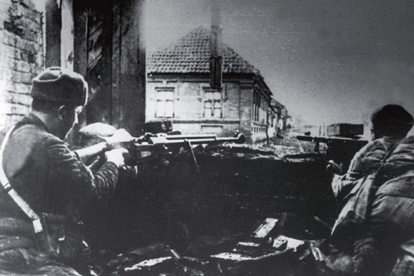 В ноябре 1942 года в боях на Северном Кавказе трое военнослужащих войск НКВД СССР закрыли своими телами амбразуры вражеских огневых точек