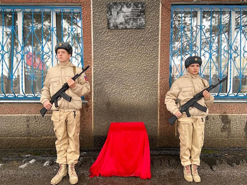 Мемориальную доску бывшему начальнику отдела вневедомственной охраны открыли в Новосибирской области