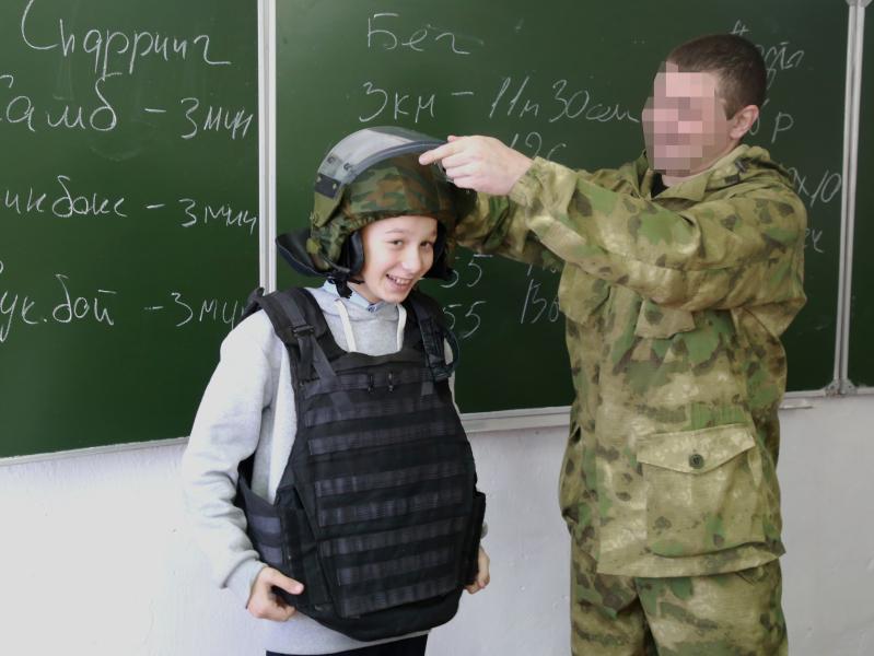 В Мордовии сотрудник ОМОН провёл урок мужества для школьников