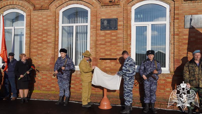 В честь росгвардейцев, героически погибших в ходе специальной военной операции, установлены мемориальные доски в Саратовской области