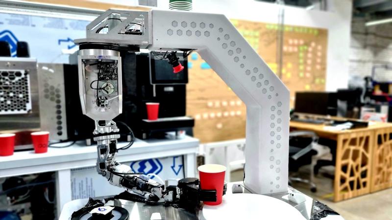 Весной 2022 года производитель сервисных роботов Promobot объявил о старте производства манипуляторов и робототехнических решений