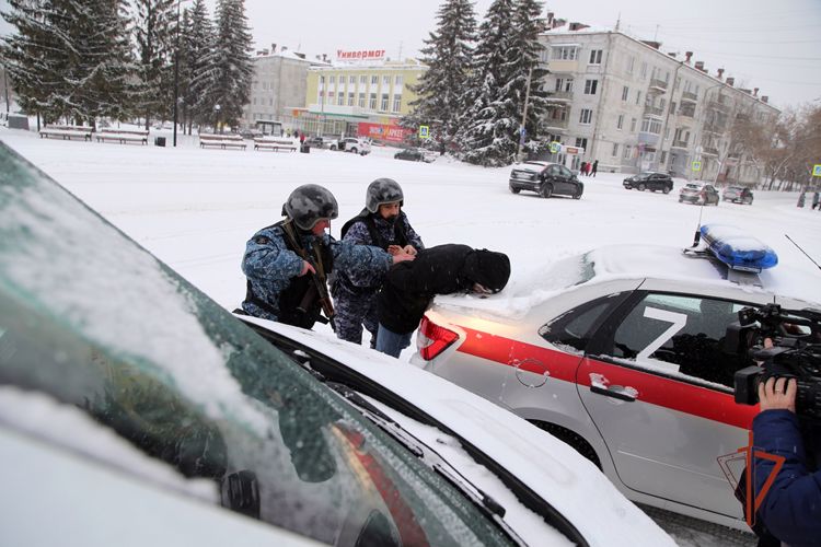 На Южном Урале сотрудники вневедомственной охраны рассказали журналистам, как охраняют общественный транспорт в Озерске