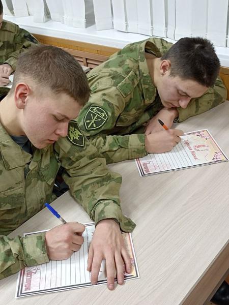 В Димитровграде военнослужащие Росгвардии написали письма матерям