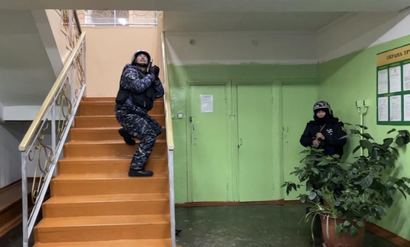 Росгвардейцы оттачивают навыки на охраняемых объектах в г. Кызыле