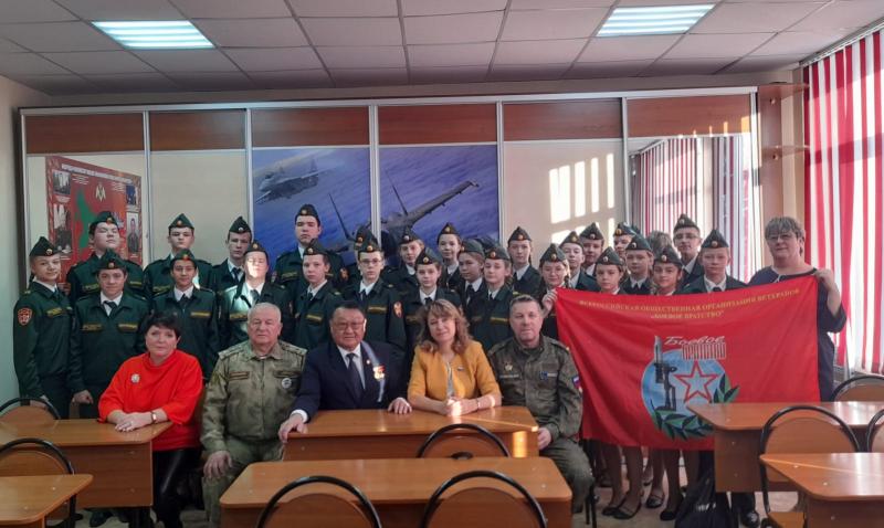 Герой Советского Союза встретился с кадетами класса Росгвардии из Иркутской области