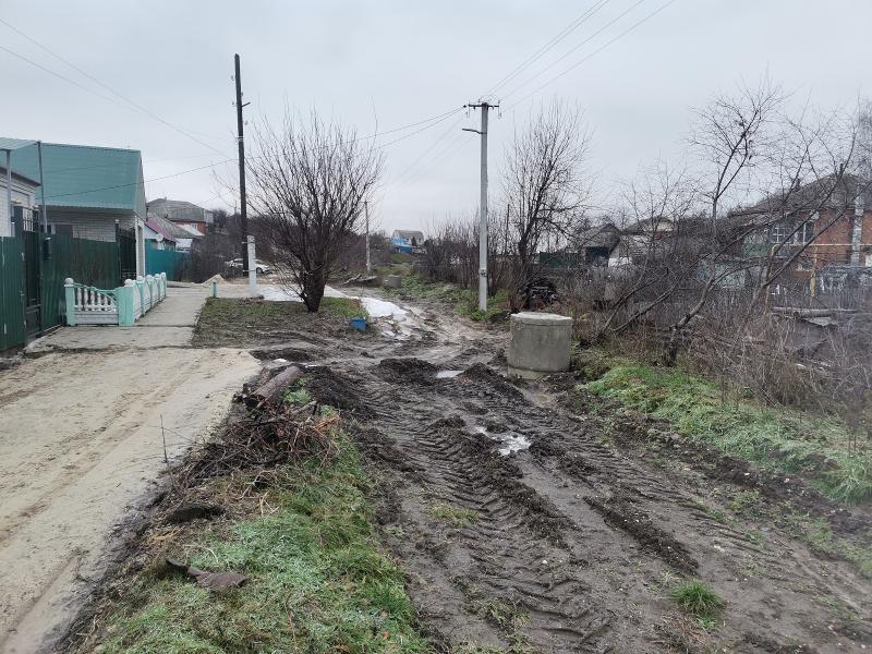 В Острогожске власти изуродовали дорогу и утопили новый водопровод на улице Краснознаменной