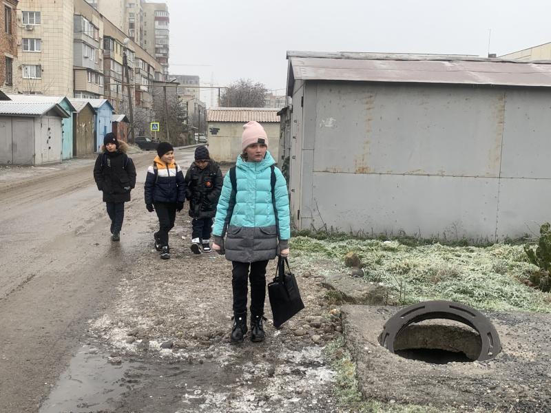 Народный фронт просит мэрию Нальчика устранить опасные препятствия по пути в школу № 31