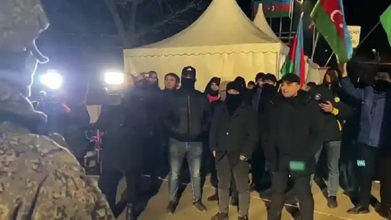 Азербайджанцы с турецкими флагами не пропустили колонну российских миротворцев через Лачинский коридор. ВИДЕО
