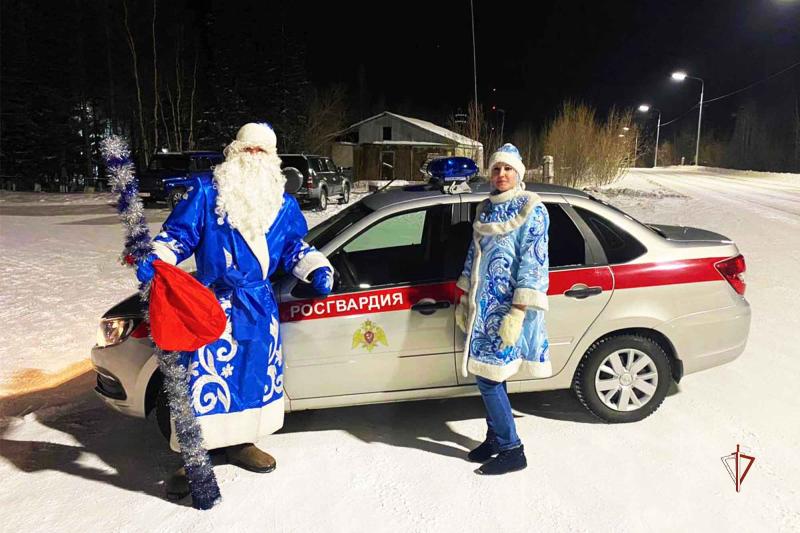 «Дед Мороз специального назначения» поздравил детей росгвардейцев на Ямале (ВИДЕО)