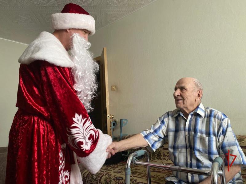 К фронтовику и легенде томской милиции пришел в гости росгвардейский Дед Мороз