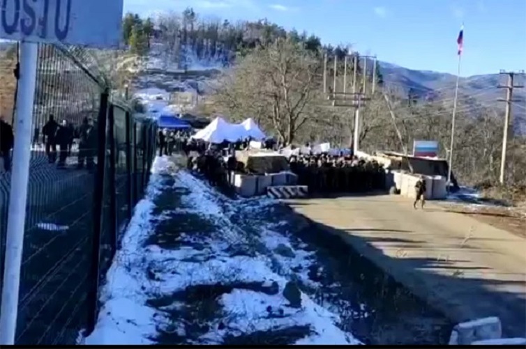 В МО РФ говорят о переговорах по возобновлению движения по дороге Степанакерт-Горис. Госминистр Нагорного Карабаха сообщил, что "переговоров практически нет"