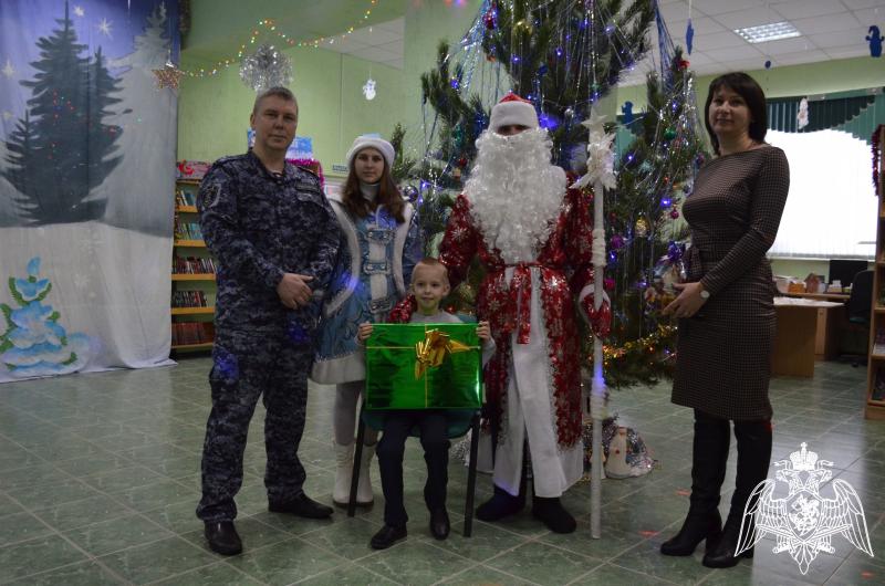 В Саратовской области Дед Мороз специального назначения исполнил мечту маленького мальчика
