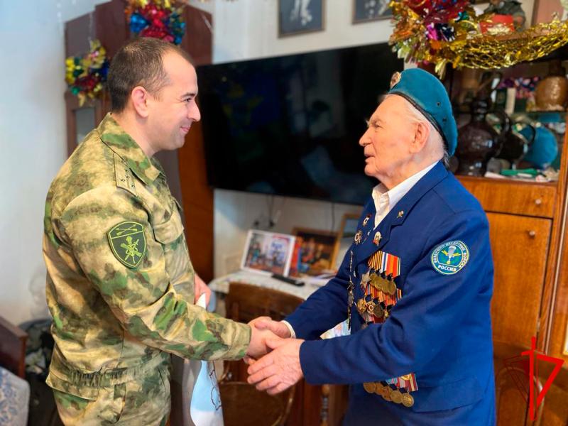 Участника Великой Отечественной войны поздравила с 97-летием Росгвардия в Томске