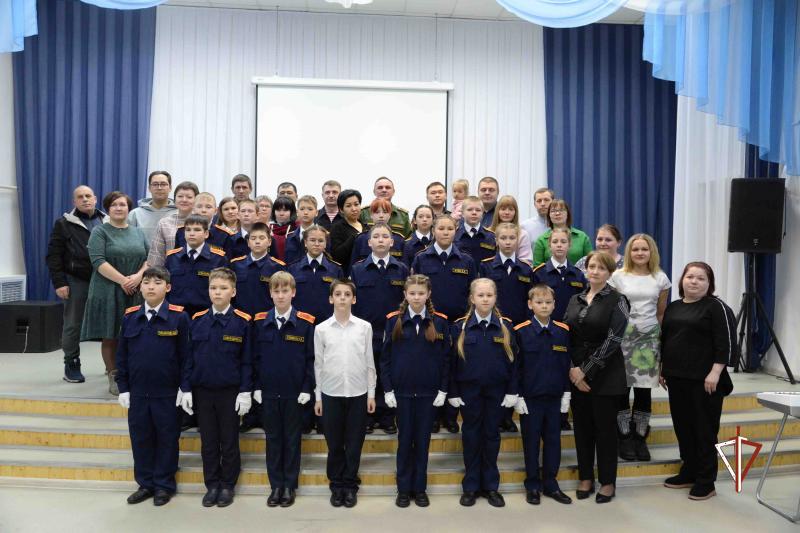 На Ямале росгвардейцы поздравили школьников со вступлением в ряды кадетов