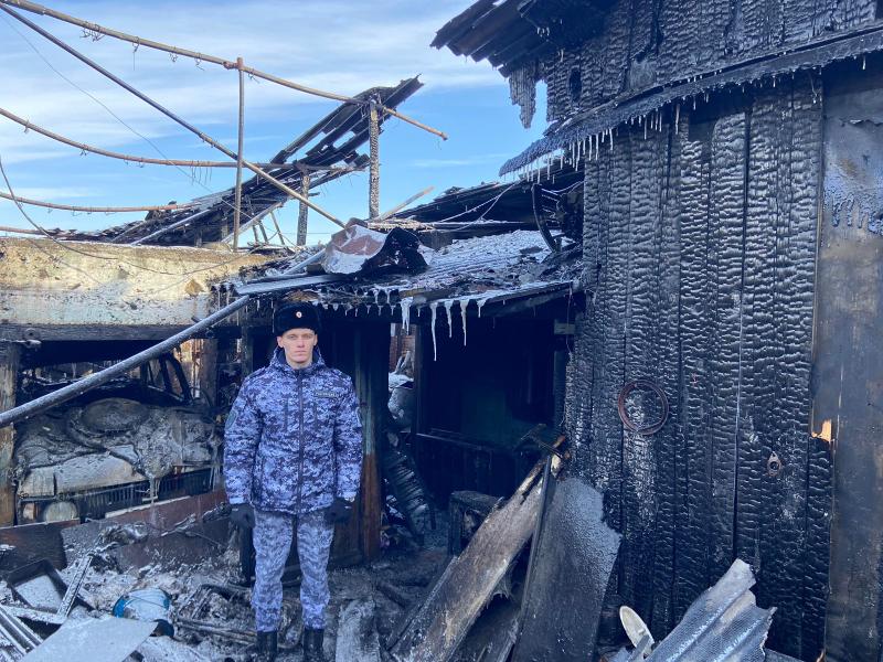 Росгвардеец спас пожилого мужчину из пожара в городе Черемхово Иркутской области