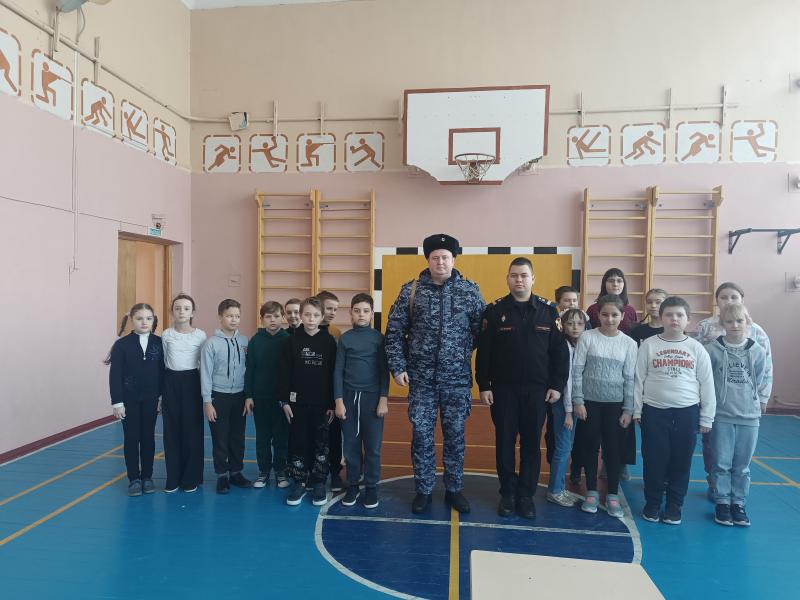Ко Дню защитника Отечества: Росгвардия провела урок мужества в школе