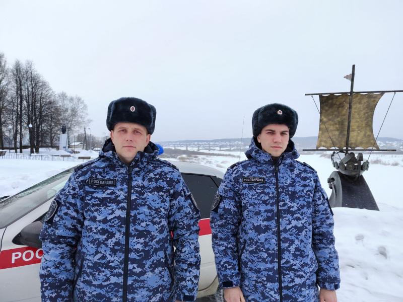 В Кировской области росгвардейцы спасли замерзавшего подростка