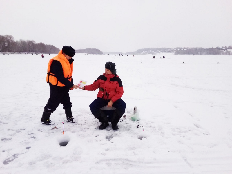 Спасатели ГКУ МО «Мособлпожспас» напомнили рыбакам о мерах безопасности при нахождении на льду водоема
