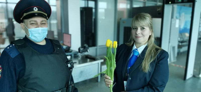 Сотрудники транспортной полиции поздравили женщин с Международным женским днем.