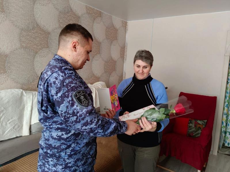 В Оренбуржье росгвардейцы навестили вдов и матерей военнослужащих и сотрудников погибших при исполнении служебного долга