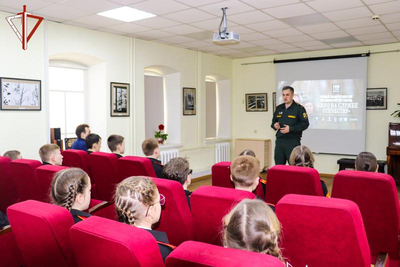 В Йошкар-Оле учащиеся подшефных классов Росгвардии приняли участие в передвижном фестивале «Кино на службе Отечеству»