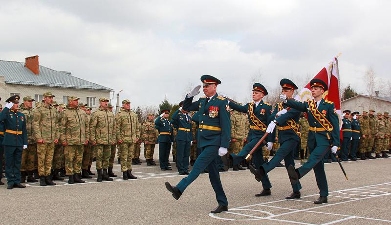 Командующий Северо-Кавказским округом Росгвардии вручил Боевое знамя артиллерийскому полку