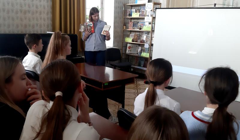 Литературный обзор
«Для вас, девчонки, для вас, мальчишки, снимают фильмы и пишут книжки»,
в рамках Недели детской и юношеской книги.