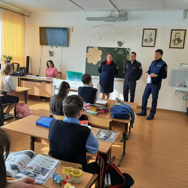 Росгвардейцы Каширы провели "Урок мужества"