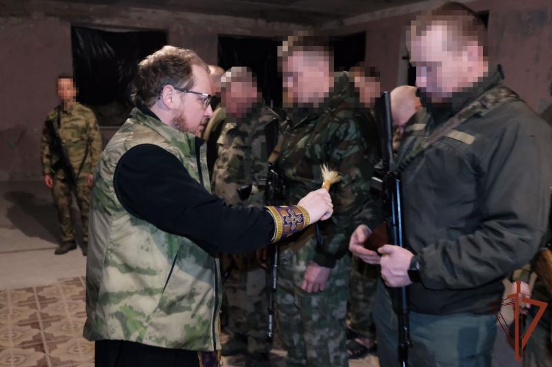 ПРЕДСТАВИТЕЛИ ЯРОСЛАВСКОЙ ЕПАРХИИ НАВЕСТИЛИ РОСГВАРДЕЙЦЕВ В РЕГИОНЕ СВО
