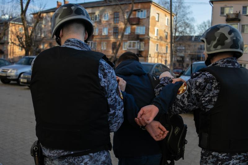 В Кирове росгвардейцы задержали двух подозреваемых в одном магазине