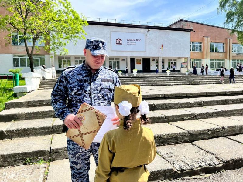 В Северной Осетии школьники передали письма росгвардейцам, проходящим службу вдали от дома