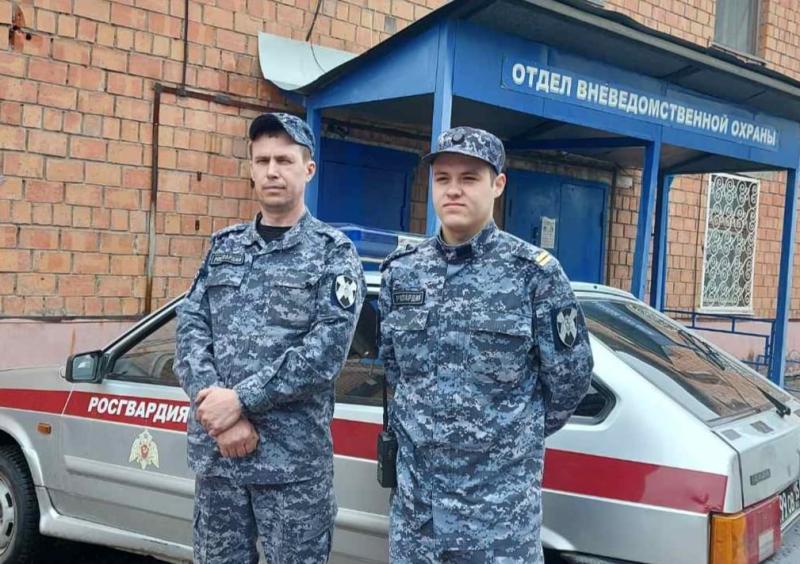В Иркутской области росгвардейцы помогли эвакуировать ценные вещи жильцов из горящего дома