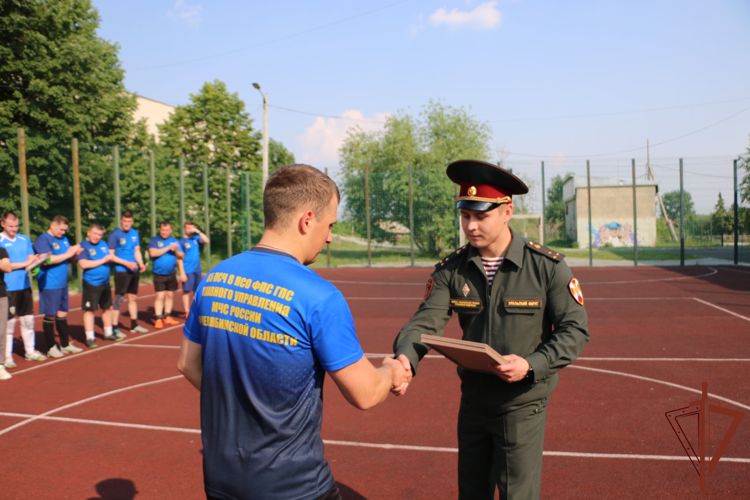 Военнослужащие озерской дивизии Росгвардии провели мастер-класс для воспитанников подшефного Центра помощи детям